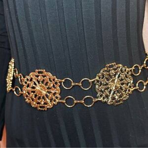 Windsor Gold Medallion Chain Belt – Statement Waist Accessory